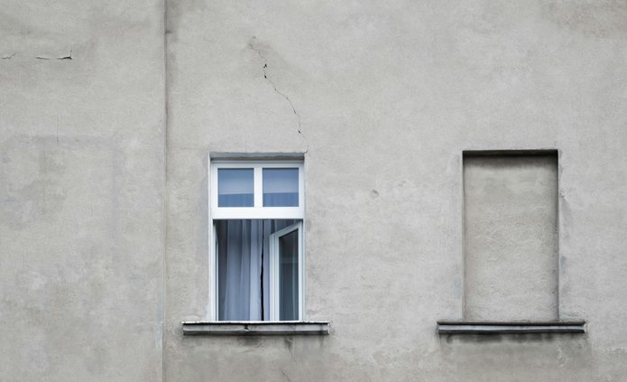 Photo by Pawel Czerwinski on Unsplash Kamienica otwarte okno