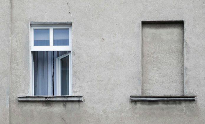 Photo by Pawel Czerwinski on Unsplash Kamienica otwarte okno