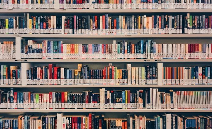 zdjęcie grzbietów książek