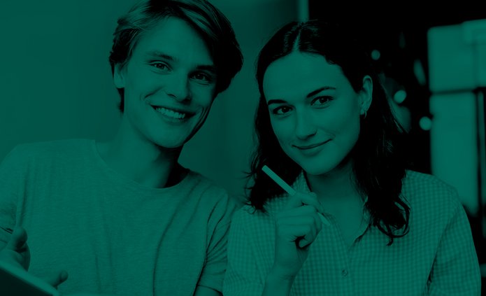 młoda uśmiechnięta dwójka osób